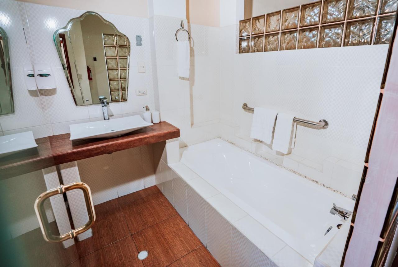 Hotel Palace Galapagos ปูแอร์โตอาโยรา ภายนอก รูปภาพ