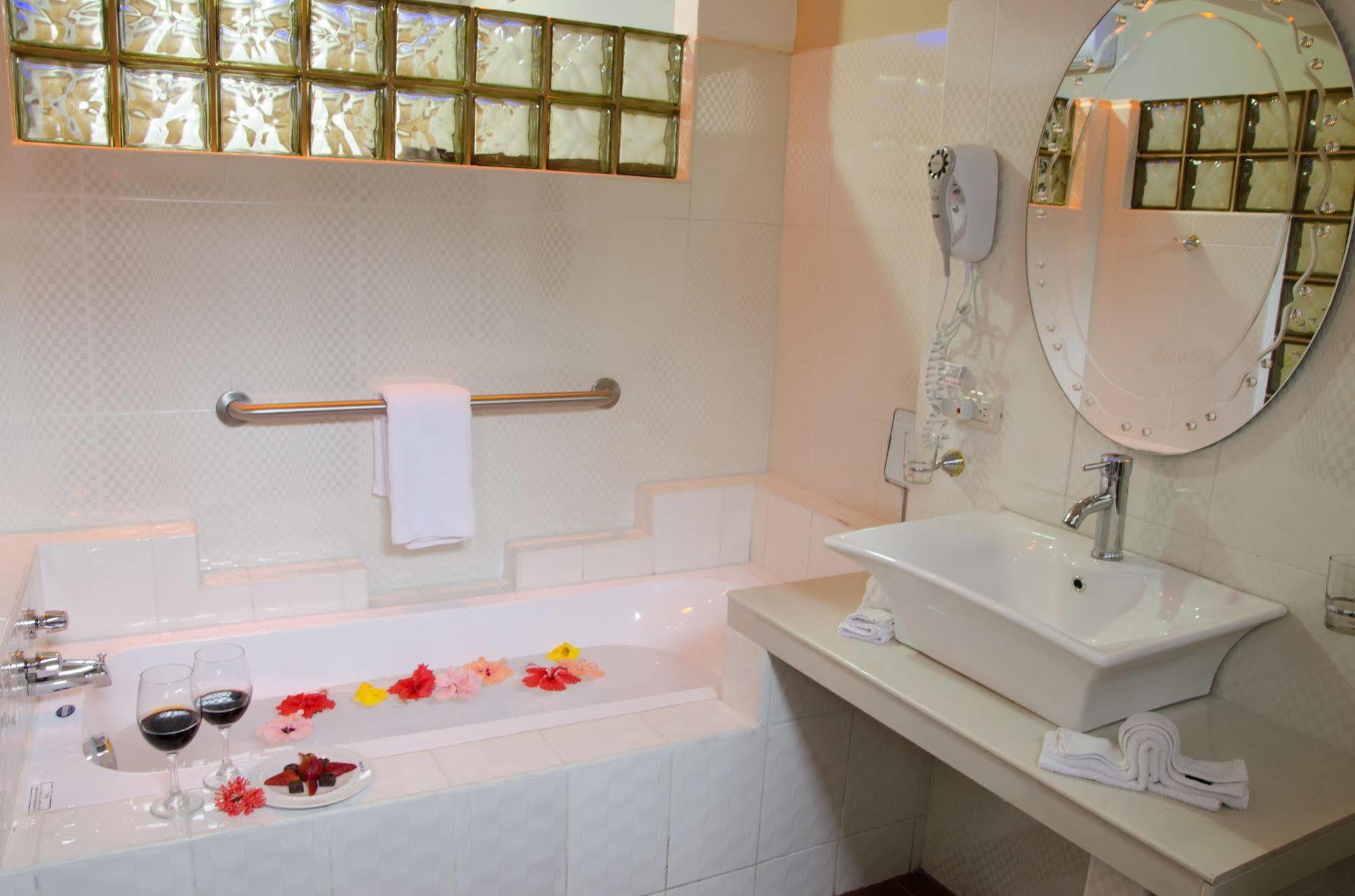 Hotel Palace Galapagos ปูแอร์โตอาโยรา ภายนอก รูปภาพ